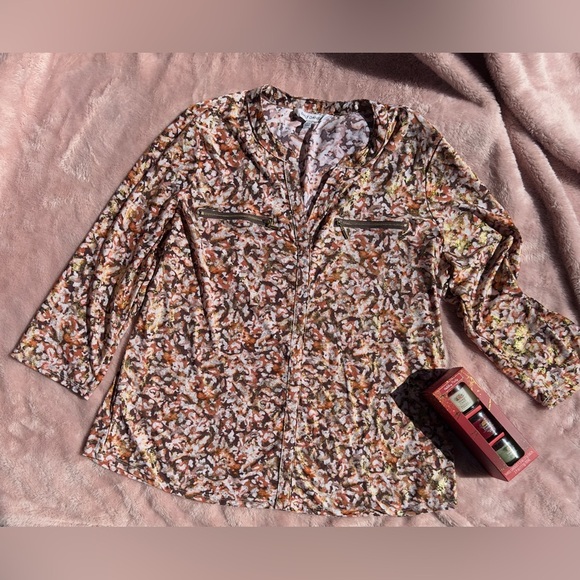 🍁 V-Neck Button Blouse 🍁 - Picture 4 of 4